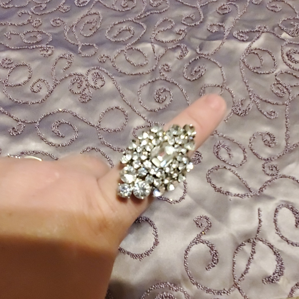 Awesome stretchy ring. Gorgeous shiny beads